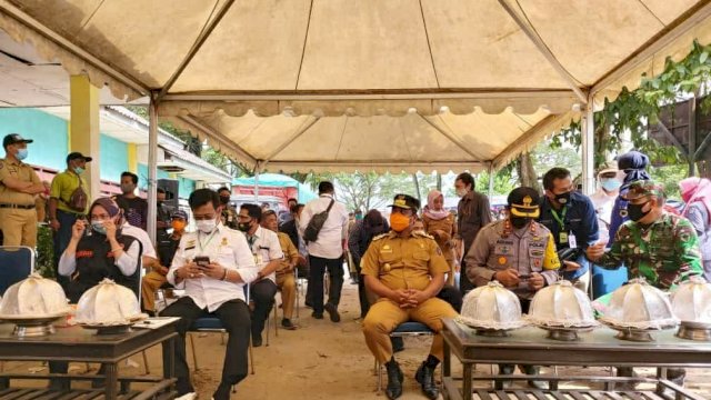 Wagub Sulsel Dampingi Menteri Pertanian Bawa Bantuan Kemanusiaan di Lutra dan Wajo