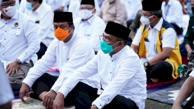 Di Posko Pengungsi, Wagub Sulsel Salat Idul Adha Bersama Menko PMK