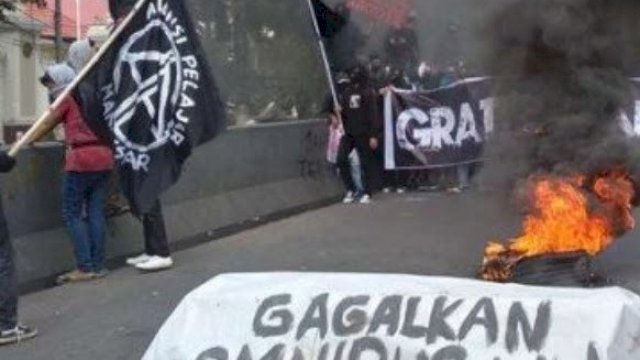 Tolak RUU Cilaka, Mahasiswa Bentrok dengan Aparat, Belasan Ditangkap Polisi