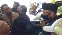 Andi Baso Menangis dan Bersujud di Depan Gubernur,  Nurdin Abdullah Anda Buat Saya Susah