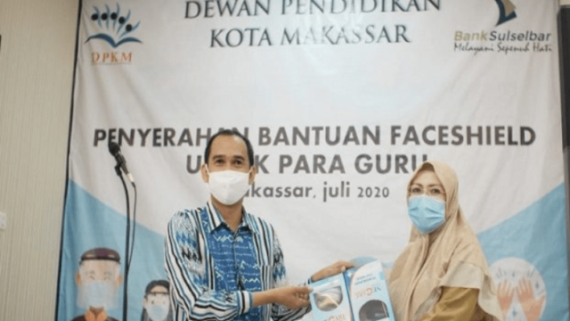TROTOAR.ID, MAKASAR -- Ketua Dewan Perwakilan Rakyat Daerah (DPRD) Kota Makassar Rudianto Lallo,  menerima bantuan ALat Pelindung Diri (APD) Face Shield yang disalurkan oleh PT Bank Sulselbar, yang kemudian bantuan tersebut akan disalurkan ke DInas Pendidikan. 