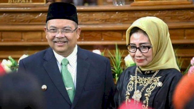 TROTOAR.ID, JAKARTA -- Bupati Kutai Timur Ismunandar beserta Istrinya yang juga ketua DPRD Kabupaten Kutai Timur Encek Ungaria ditetapkan tersangka Oleh Komisi Pemberantasan Korupsi (KPK) setelah keduanya tertangkap tangan oleh KPK dalam dugaan tindak pidana Korups. 