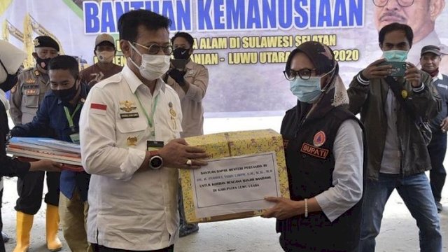 TROTOAR.ID, LUTRA -- Menteri Pertanian Syahrul Yasin Limpo menyerahkan bantuan kepada Pemerintah Kabupaten Luwu Utara yang diterima langsung oleh Bupati Lutra Indah Putri Indriani, di Kantor Perpustakaan dan Arsip Daerah Kabupaten Luwu Utara, Selasa 28 Juli 2020