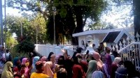 Unjuk Rasa di Rujab Gubernur, Emak-emak: Kami Bosan di Janji