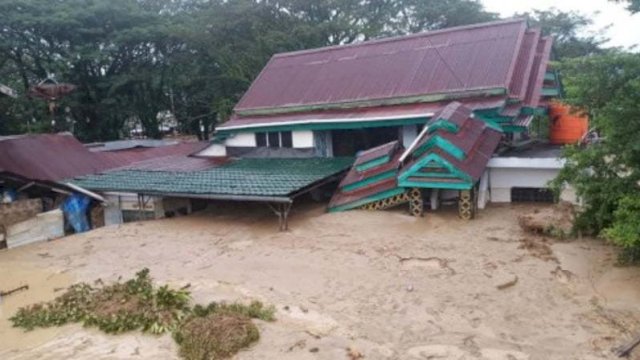 Banjir Bandang Akibatkan Rujab Bupati Terendam Lumpur setinggi Betis Orang Dewasa