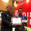 Mentan SYL Serahkan Penghargaan Ke Wakil Ketua DPRD Sulsel