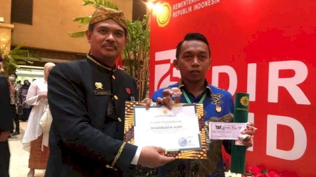 Mentan SYL Serahkan Penghargaan Ke Wakil Ketua DPRD Sulsel
