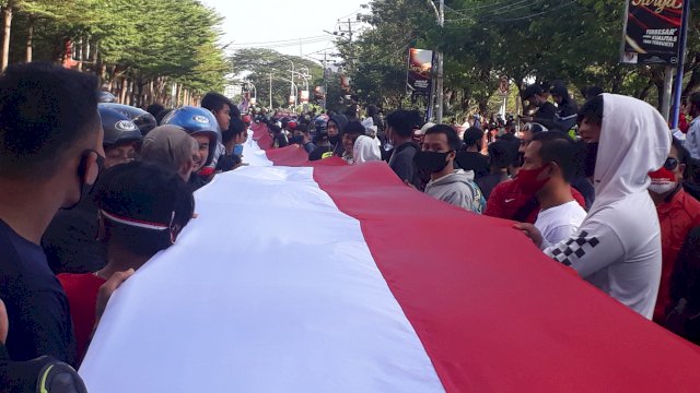Bentangkan Bendera Sepanjang 201 Meter, Pecinta Automotif Harap Punya Sirkuit di Makassar