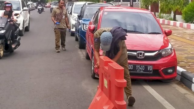 Suka Bikin Macet, Parkiran di Kawasan Balaikota Dipasangi Tali Pembatas