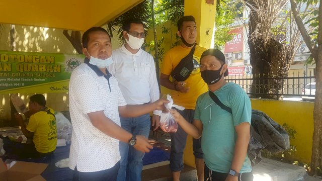 Golkar Sulsel Bagikan 400 Kilo Daging Sapi Kurban ke Warga Makassar