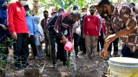 Rudy Djamaluddin Salurkan Bantuan ke Warga Pulau Lanjukang