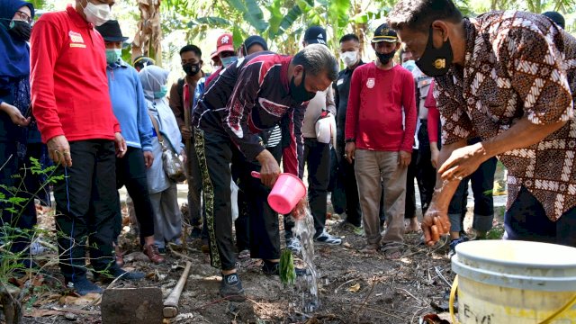 Rudy Djamaluddin Salurkan Bantuan ke Warga Pulau Lanjukang