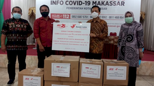 Kawan Lama Foundation Donasikan 5000 Masker Dan 75 Liter Hand Sanitizer Ke Pemkot Makassar.