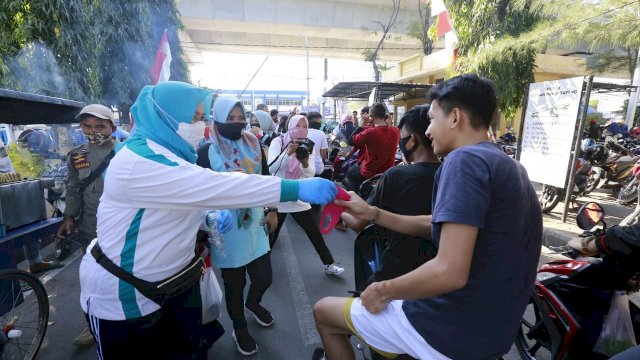 Cegah Covid 19, Ketua TP PKK Makassar Turun Langsung Bagikan 800 Masker