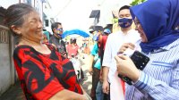 Hujan-hujan, Warga di Kelurahan Ende Tetap Antusias Silaturahmi dengan Fatmawati