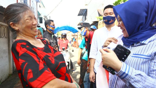 Hujan-hujan, Warga di Kelurahan Ende Tetap Antusias Silaturahmi dengan Fatmawati