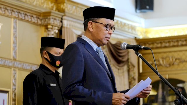 Gubernur Serahkan Tanda Kehormatan Sayta Lencana ke PNS Lingkup Pemprov