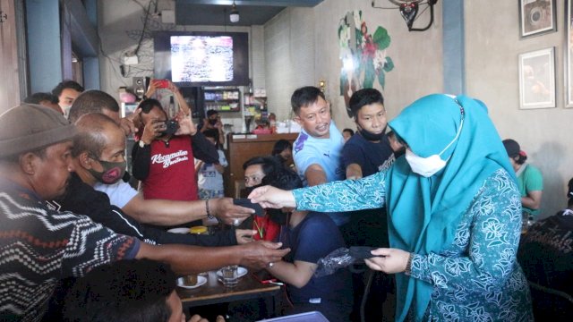 Ikut Serentak &ldquo;Gebrak Masker&rdquo; Ketua TP PKK Salurkan 5 Ribu Masker