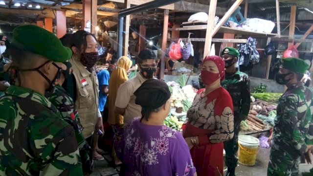Tim Relawan Gugus Covid-19, Sidak Langsung Pedagang Pasar di Makassar