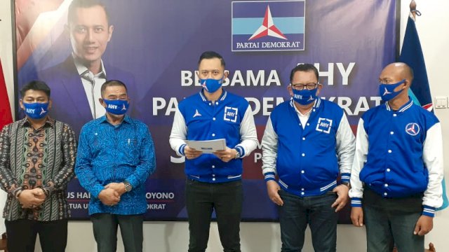 AHY Serahkan Rekomendasi Usungan PD ke Zainuddin-Aji Sumarno
