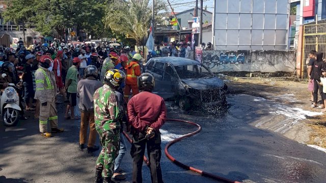 Mobil Xenia Terbakar di Depan SPBU Antang