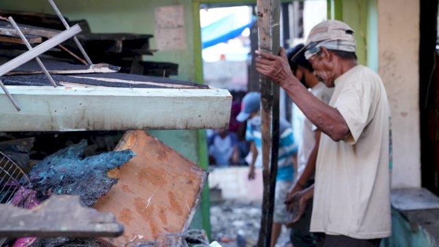 Bawa Bantuan Sembako, Wagub Sulsel Kunjungi Lokasi Kebakaran di Pannampu