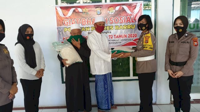 Kasat Lantas Polres Barru Gelar Baksos Jelang HUT Polwan Ke-72