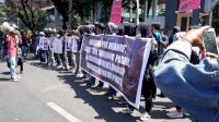 ASP Demo di Depan Kantor Gubernur Sulsel Minta Nelayan Kodingareng Dibebasakan