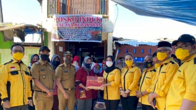 Ketua DPRD dan Anggota Fraksi Golkar Sulsel Salurkan Bantuan Ke Korban Kebakaran Panampu