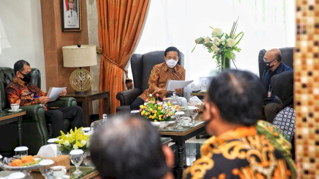 Pj Wali Kota Makassar Minta CSR Telkomsel Fokus Pembelajaran Daring
