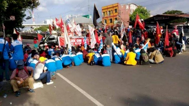 Tuntut RUU Cilaka Dihentikan, Buruh Unjuk rasa di Depan Gedung DPRD Sulsel
