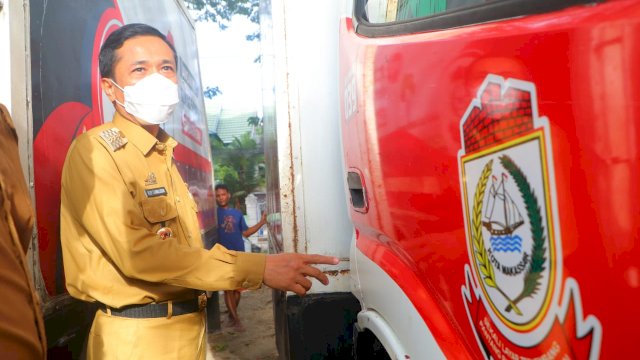 Lima Truk Sampah Compactor Makassar Mulai Beroperasi