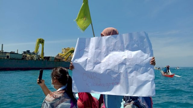 Ibu-Ibu Nelayan Kodingareng Aksi Ditengah Laut, 30 Perahu Kelilingi Kapal Penambang Pasir