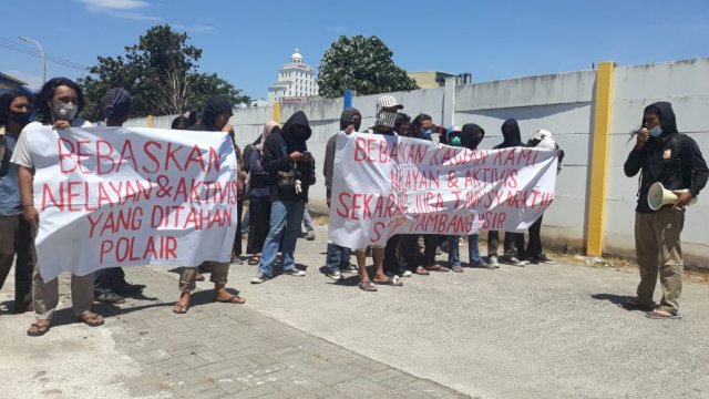 Massa Desak Polairud Polda Sulsel Lepas Nelayan Dan Wartawan Yang Tangkap