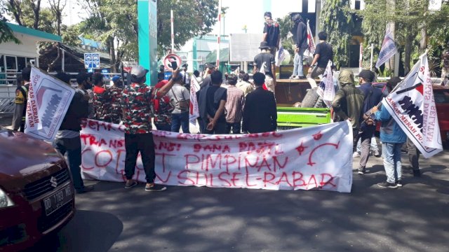 LMP Sulsel Demo Minta Pimpinan PLN Sulselrabar Dicopot, Ini Gegaranya