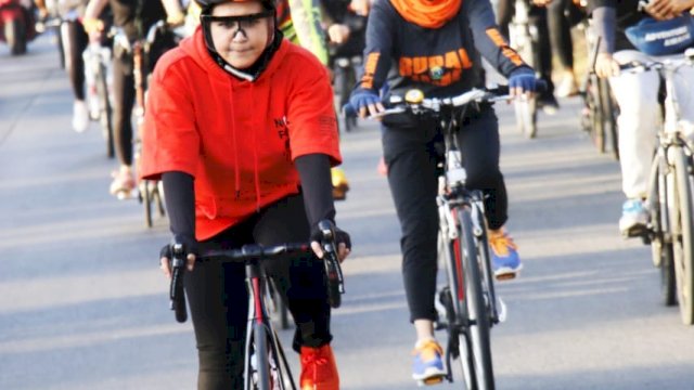 Jaga Kesehatan Tubuh, Fatma Gowes Sepanjang 16 Km
