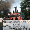Mahasiswa UINAM Blokir Jalan di Makassar, Minta Polisi Bebaskan Peserta Aksi HTN