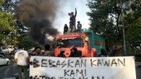 Mahasiswa UINAM Blokir Jalan di Makassar, Minta Polisi Bebaskan Peserta Aksi HTN