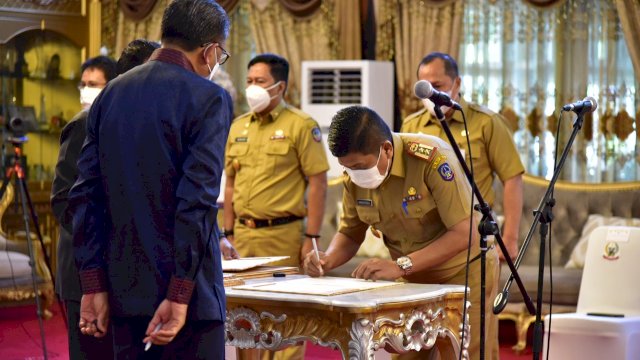 Gubernur Kukuhkan Amson Sebagai PJS Bupati Torut