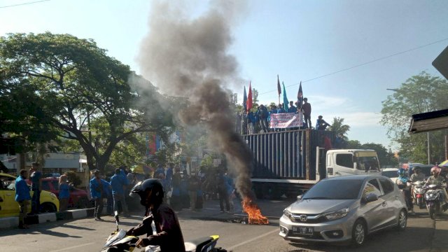 Breaking News: Mahasiswa Unismuh Makassar Tutup Jalan Minta Pilkada Ditunda