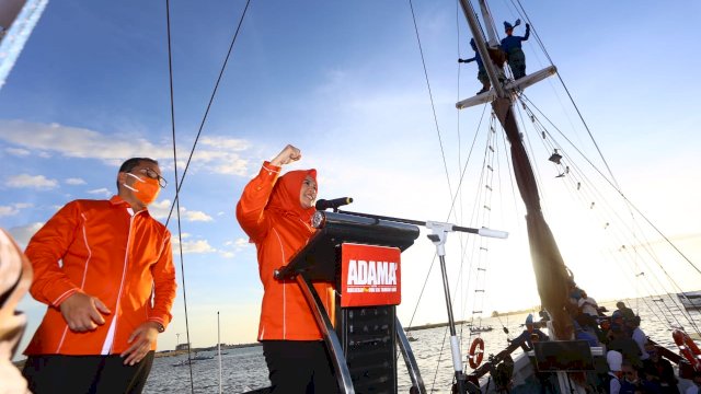 Pasangan Calon Walikota dan Wakil Walikota Makassar Mohammad Ramdhan Danny Pomanto bersama Fatmawati Rusdi Saat Meggelar Deklarasi diatas Perahu Pinisi, Kamis (3/9)
