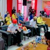 Ayah Antar Anak Daftar IMUN di KPU Makassar
