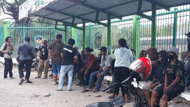 Peserta Aksi Kamisan Tolak Omnibus Law di Makassar Diintimidasi dan Ditangkapi