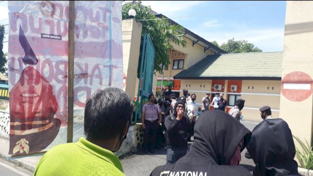 Orasi politik dari kelompok Lapak Baca Watansoppeng, Bimbim. - Trotoar