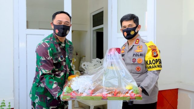 HUT TNI-75, Kapolda Sulsel Beri Kejutan Nasi Tumpeng Ke Pangkosek