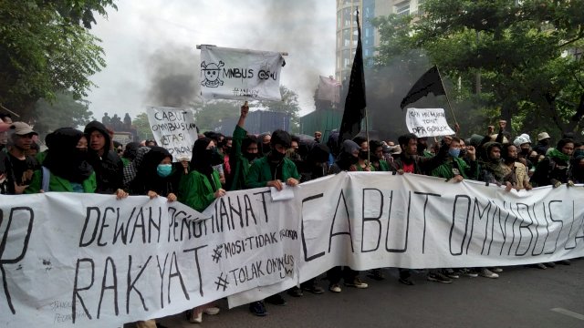 Breaking News, Mahasiswa UINAM Blokir Jalan Sultan Alauddin