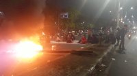 Mahasiswa Makassar Blokade Jalan Alauddin dan Urip Tolak UU CILAKA