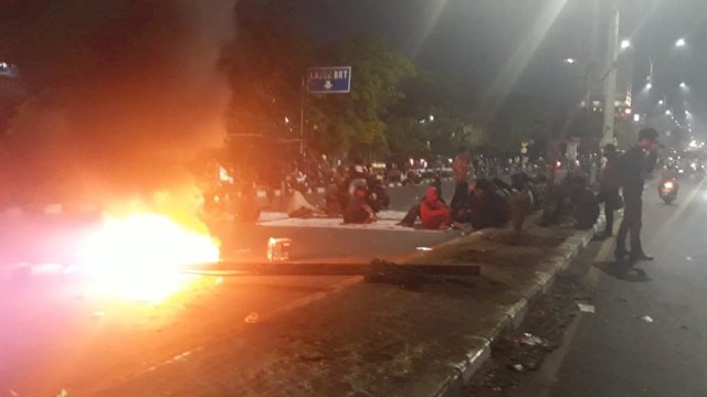 Mahasiswa Makassar Blokade Jalan Alauddin dan Urip Tolak UU CILAKA