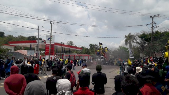 Mahasiswa ParePare “Dihambur” Oleh Aparat Gegara Aksi Tolak UU Cilaka