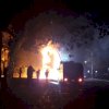 Dipukul Mundur Polisi, Massa Demonstran Bakar Motor Polisi dan Videotron